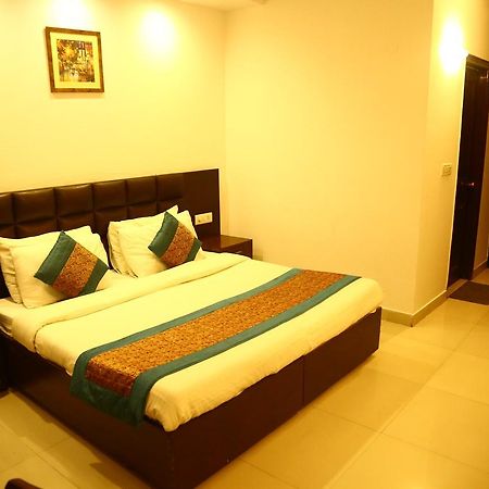 Hotel Smart Inn-2 New Delhi Bagian luar foto