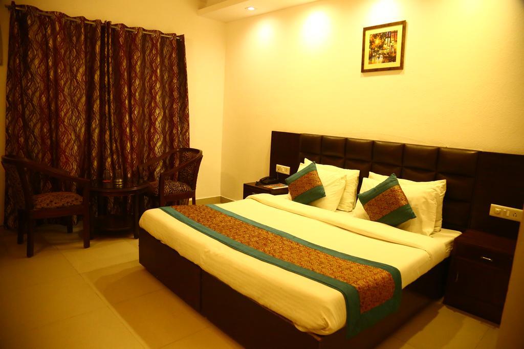Hotel Smart Inn-2 New Delhi Bagian luar foto