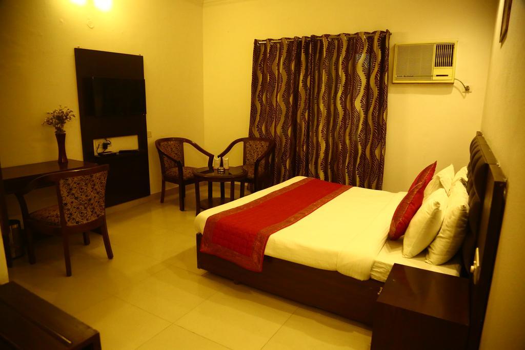 Hotel Smart Inn-2 New Delhi Bagian luar foto
