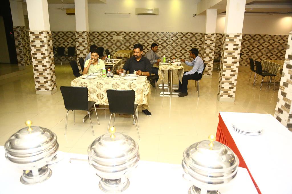 Hotel Smart Inn-2 New Delhi Bagian luar foto