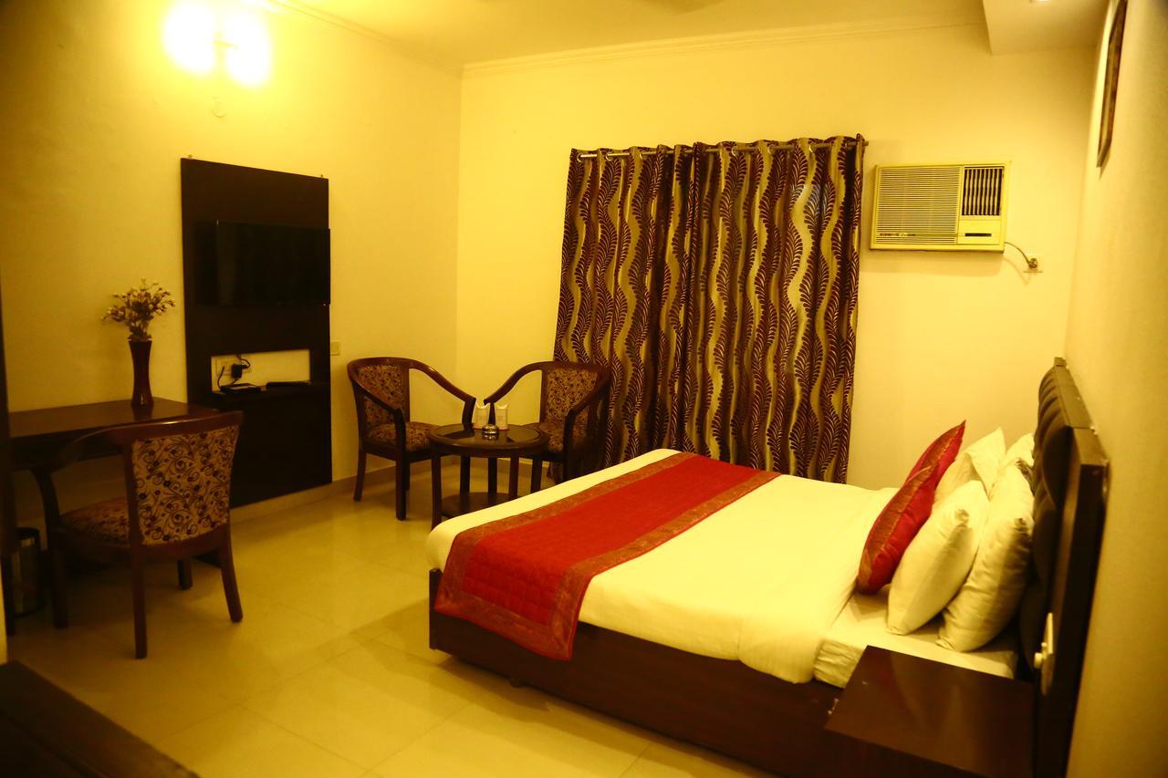 Hotel Smart Inn-2 New Delhi Bagian luar foto